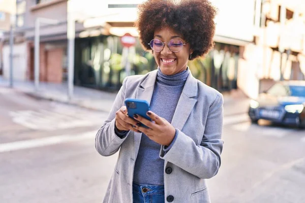 Африканська Американська Жінка Виконавча Директорка Посміхається Впевнено Використовуючи Смартфон Вулиці — стокове фото