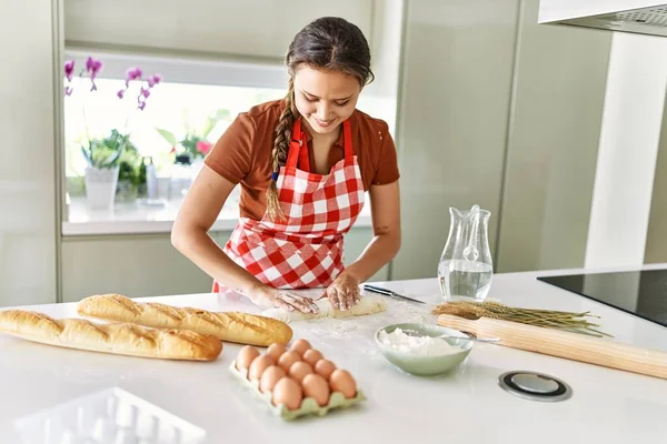 年轻美丽的惊慌失措的女人笑着自信地在厨房里做面包 — 图库照片