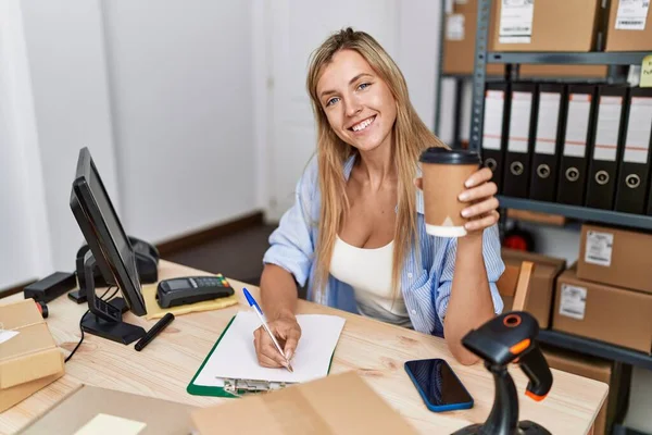 Young Blonde Woman Ecommerce Business Worker Drinking Coffee Working Office — Stockfoto