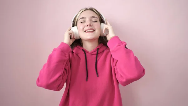 Ung Blond Kvinna Lyssnar Musik Och Dans Över Isolerade Rosa — Stockfoto