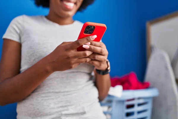 Африканська Американка Яка Користується Смартфоном Чекає Пральної Машинки Пральні — стокове фото