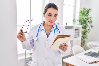 Klinikte defter okuyan genç, güzel İspanyol kadın.