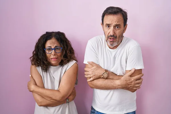Middelbare Leeftijd Hispanic Paar Samen Roze Achtergrond Schudden Bevriezen Voor — Stockfoto