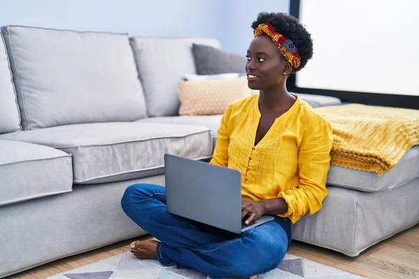 Young African American Woman Using Laptop Sitting Floor Home — Stockfoto