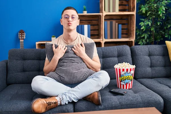 Młody Człowiek Jedzący Popcorn Patrzący Kamerę Dmuchający Pocałunek Jest Uroczy — Zdjęcie stockowe