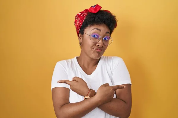 Sarı Arka Planda Dikilen Genç Afro Amerikalı Kadın Her Iki — Stok fotoğraf