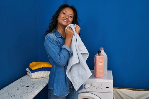 Young Chinese Woman Smiling Confident Touching Towel Face Laundry Room — Stockfoto