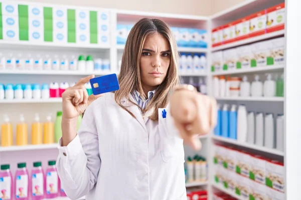 Іспанська Молода Жінка Яка Працює Аптеці Тримаючи Кредитну Картку Пальцем — стокове фото
