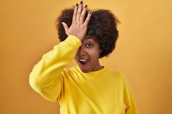 Jovem Afro Americana Sobre Fundo Amarelo Surpreendido Com Mão Cabeça — Fotografia de Stock