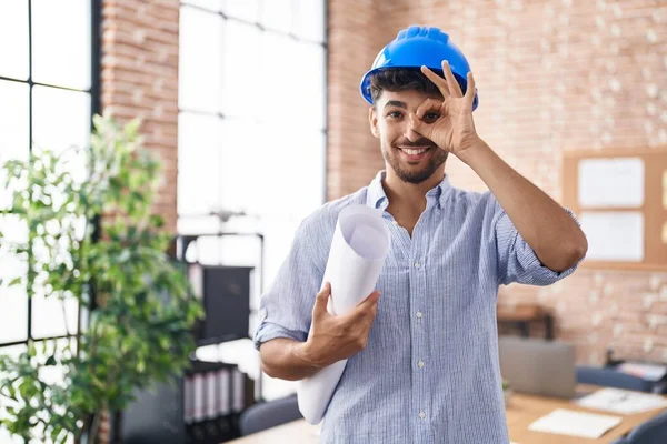 阿拉伯男子留着胡子 戴着建筑师的硬礼帽 在建筑工地愉快地微笑着 手拿着手签 用手指看着 — 图库照片