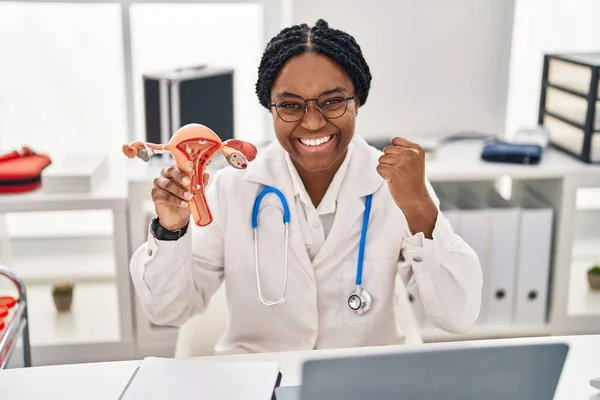 Mujer Médica Afroamericana Sosteniendo Modelo Anatómico Órgano Genital Femenino Gritando —  Fotos de Stock