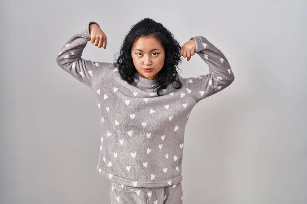Ung Asiatisk Kvinna Pyjamas Som Visar Armmusklerna Leende Stolt Lämplighetskoncept — Stockfoto