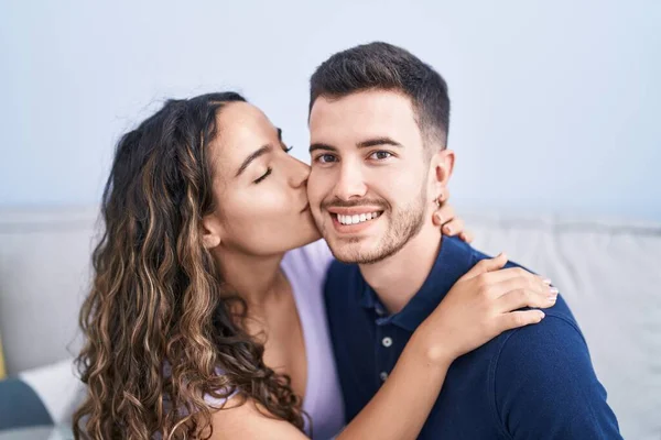 Jovem Casal Hispânico Sentado Sofá Abraçando Uns Aos Outros Beijando — Fotografia de Stock
