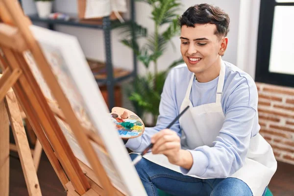 Joven Artista Hombre Binario Sonriendo Dibujo Seguro Estudio Arte — Foto de Stock