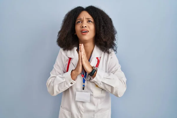 Genç Afro Amerikan Kadın Doktor Üniforması Steteskop Giyiyor Elleriyle Yalvarıyor — Stok fotoğraf