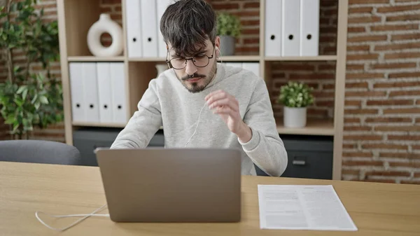 Genç Spanyol Adamı Ofiste Kulaklık Dizüstü Bilgisayar Kullanıyor — Stok fotoğraf