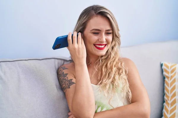 Jonge Mooie Spaanse Vrouw Luisteren Voice Message Door Smartphone Zitten — Stockfoto