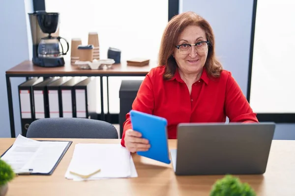 Starsza Kobieta Biznes Pracownik Pomocą Laptopa Touchpad Biurze — Zdjęcie stockowe