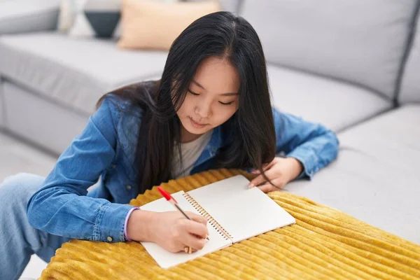 Молодая Китаянка Пишет Блокноте Сидя Дома Полу — стоковое фото
