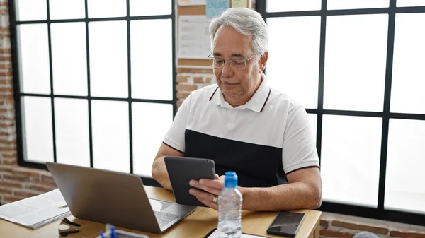 Középkorú Férfi Ősz Haj Üzletember Segítségével Touchpad Laptop Irodában — Stock Fotó