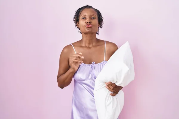 Femme Africaine Avec Dreadlocks Portant Pyjama Étreignant Oreiller Regardant Caméra — Photo