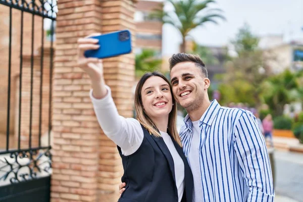Hombre Mujer Pareja Abrazándose Hacen Selfie Por Teléfono Inteligente Calle —  Fotos de Stock