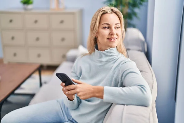 Jeune Femme Blonde Utilisant Smartphone Assis Sur Canapé Maison — Photo