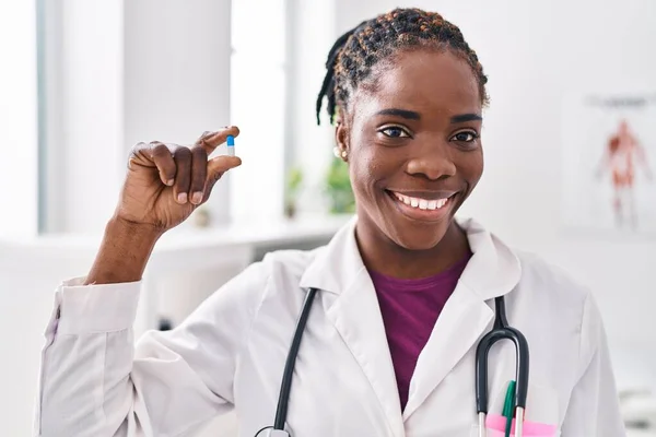 Africano Americano Mulher Vestindo Médico Uniforme Segurando Pílula Clínica — Fotografia de Stock