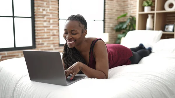 African Woman Using Laptop Lying Bed Bedroom — Stockfoto