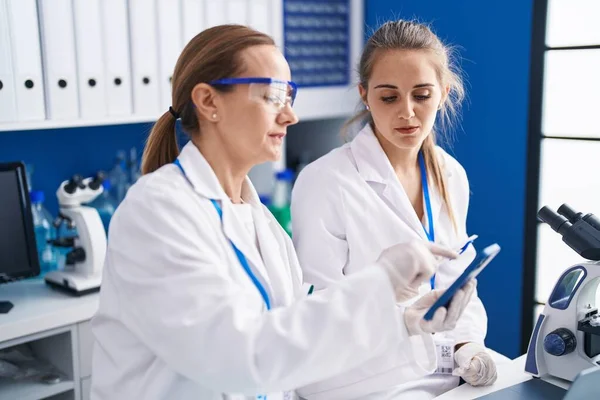 Дві Жінки Вчені Використовують Смартфон Працює Лабораторії — стокове фото
