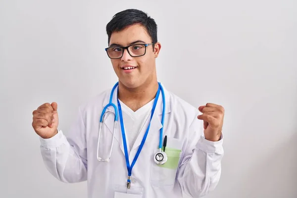 Sendromlu Genç Spanyol Adam Doktor Üniforması Giyiyor Steteskop Haykırıyor Gururla — Stok fotoğraf