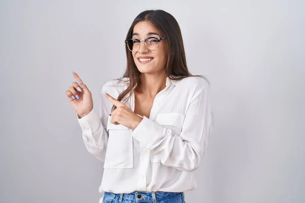 Mladá Bruneta Žena Nosí Brýle Ukazuje Stranou Ustaraný Nervózní Oběma — Stock fotografie