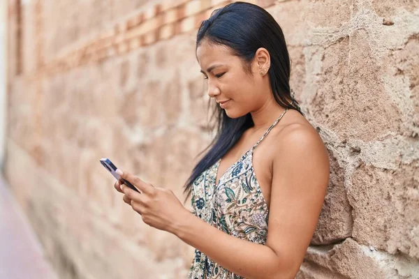 Joven Hermosa Mujer Latina Sonriendo Confiada Usando Teléfono Inteligente Calle — Foto de Stock
