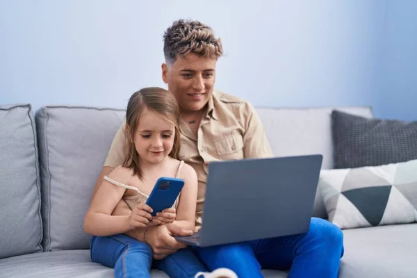 Baba Kız Baba Kız Evde Bilgisayar Akıllı Telefon Kullanıyorlar — Stok fotoğraf