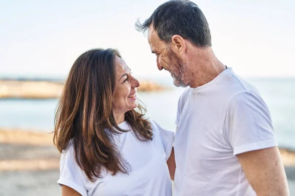 Mann Und Frau Mittleren Alters Stehen Gemeinsam Meer — Stockfoto