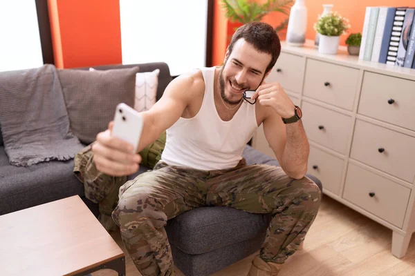 Νεαρός Ισπανός Που Φοράει Στολή Στρατιώτη Βγάζει Selfie Από Smartphone — Φωτογραφία Αρχείου