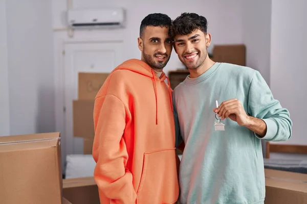 Zwei Männer Umarmen Sich Mit Schlüssel Neuen Zuhause — Stockfoto