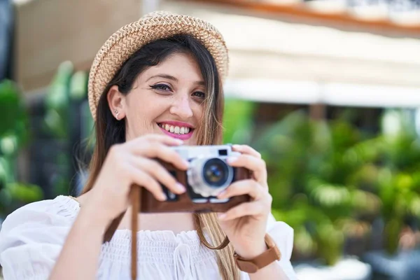Jovem Hispânica Mulher Turista Sorrindo Confiante Usando Câmera Parque — Fotografia de Stock