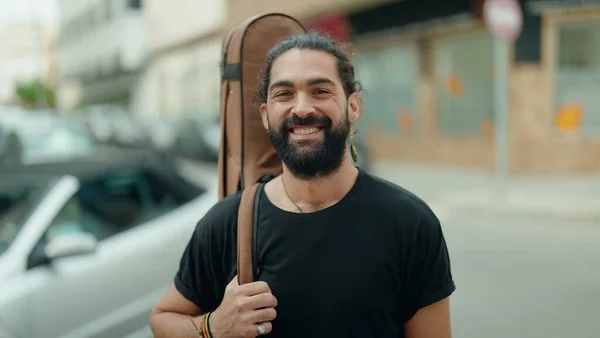 Genç Spanyol Müzisyen Gülümsüyor Elinde Gitar Çantası Var — Stok fotoğraf