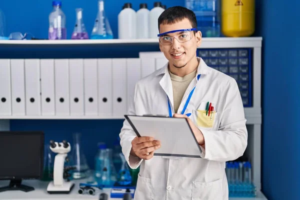 Jonge Wetenschapper Glimlacht Vol Vertrouwen Schrijven Document Het Laboratorium — Stockfoto