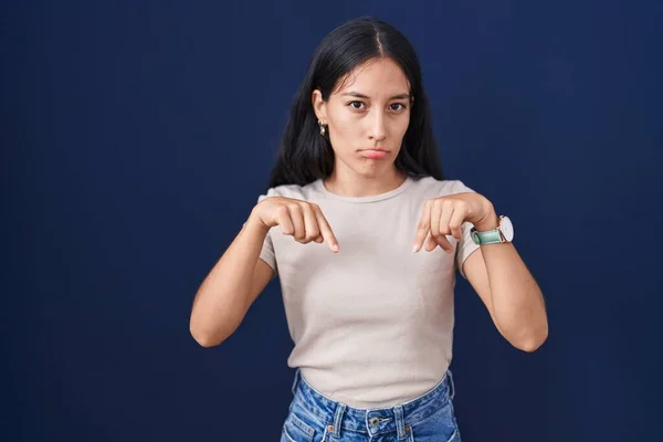 Young Hispanic Woman Standing Blue Background Pointing Looking Sad Upset — Stock Photo, Image