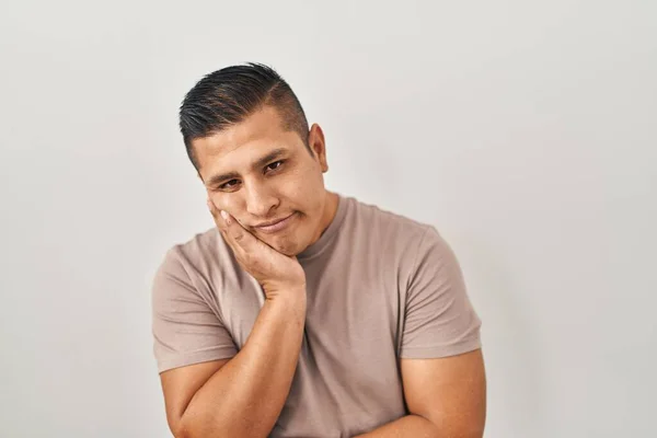 Hispanischer Junger Mann Der Vor Weißem Hintergrund Steht Und Müde — Stockfoto
