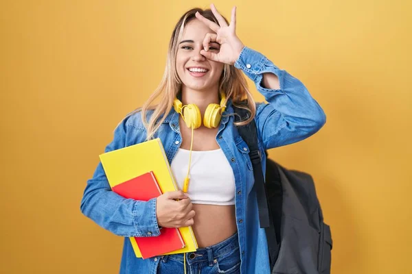 Junge Blonde Frau Studentenrucksack Bücher Der Hand Haltend Mit Lächelnder — Stockfoto