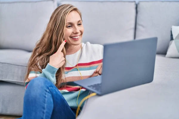 Evde Dizüstü Bilgisayar Kullanan Genç Sarışın Kadın Mutlu Bir Şekilde — Stok fotoğraf