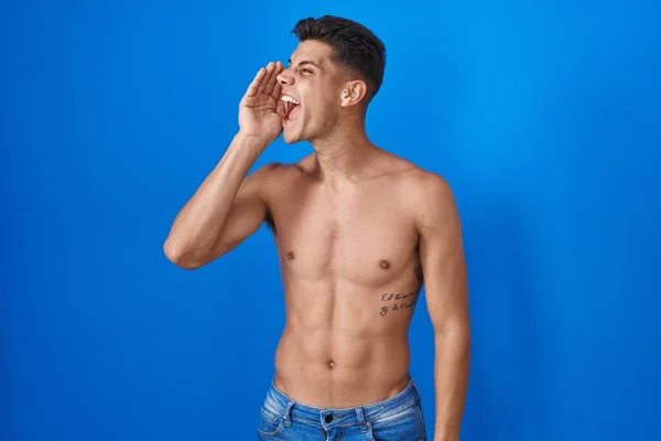 Young Hispanic Man Standing Shirtless Blue Background Shouting Screaming Loud — Stock Photo, Image
