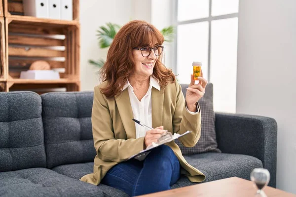 Middle Age Woman Psychologist Prescribe Pills Psychology Center — Stockfoto