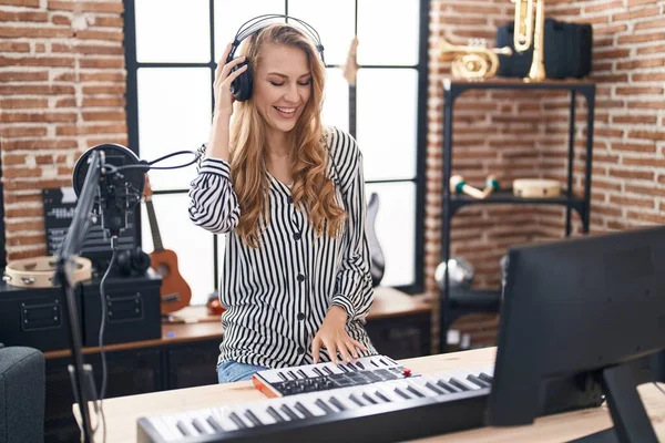 Junge Blonde Frau Legt Piano Keyboard Musikstudio Auf — Stockfoto