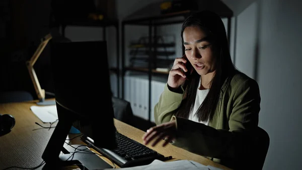 Ung Vacker Latinamerikansk Kvinna Företagare Med Hjälp Datorn Talar Smartphone — Stockfoto