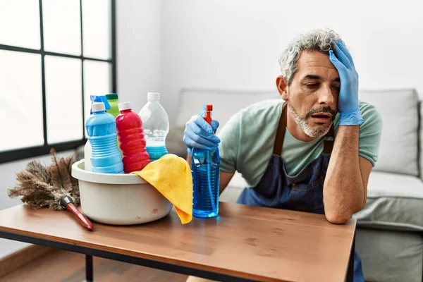 Orta Yaşlı Kır Saçlı Adam Evdeki Temizlik Masasını Temizlemekten Yoruldu — Stok fotoğraf