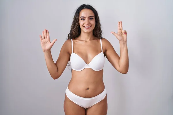 Beyaz Çamaşırı Giyen Genç Spanyol Kadın Sekiz Numarayı Gösterip Işaret — Stok fotoğraf